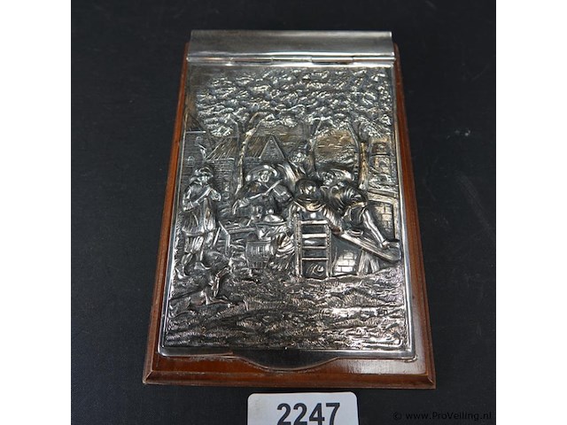 Bureauklapper met versierde verzilverde bovenklep - afbeelding 1 van  5