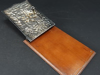 Bureauklapper met versierde verzilverde bovenklep - afbeelding 3 van  5