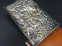 Bureauklapper met versierde verzilverde bovenklep - afbeelding 4 van  5