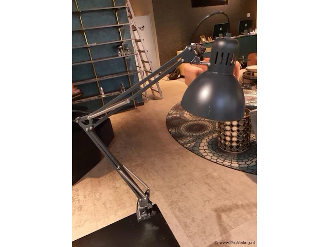 Bureaulamp met veerarm en klembevestiging - afbeelding 1 van  2