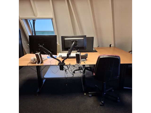 Bureauopstelling met 2x monitor - afbeelding 1 van  8