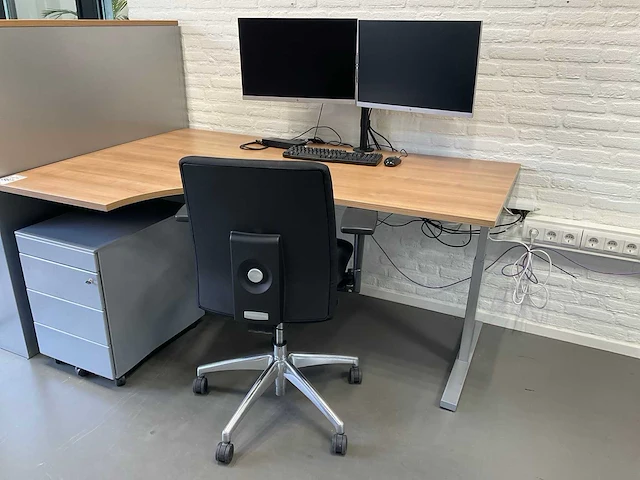 Bureauopstelling met ict - afbeelding 5 van  6