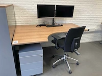 Bureauopstelling met ict - afbeelding 1 van  6