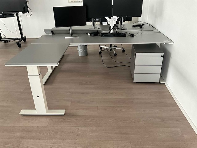 Bureauopstelling - afbeelding 3 van  7