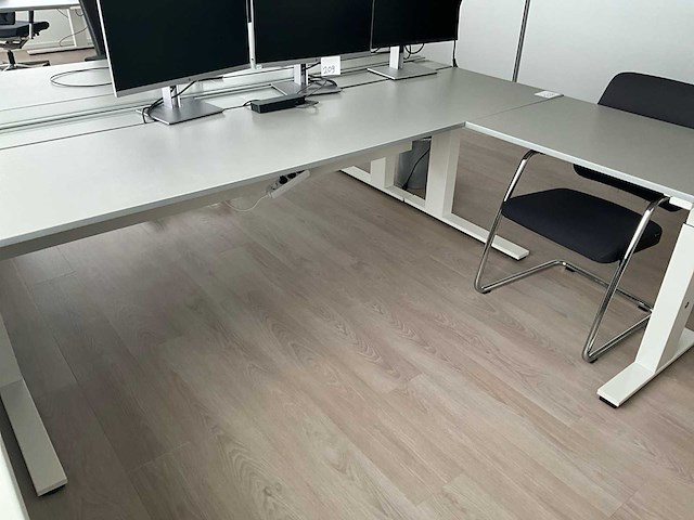 Bureauopstelling - afbeelding 4 van  7