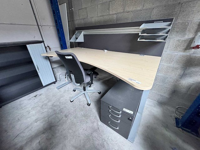 Bureaus en kasten (15x) - afbeelding 4 van  26