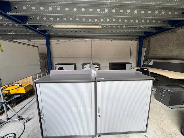 Bureaus en kasten (15x) - afbeelding 1 van  26