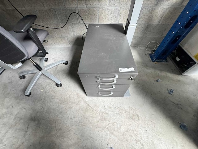 Bureaus en kasten (15x) - afbeelding 19 van  26