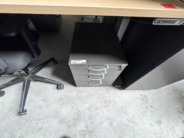 Bureaus en kasten (15x) - afbeelding 24 van  26