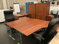 Bureaus met stoelen en kasten - afbeelding 1 van  8