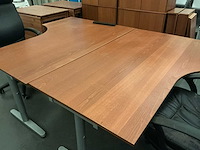 Bureaus met stoelen en kasten - afbeelding 2 van  8