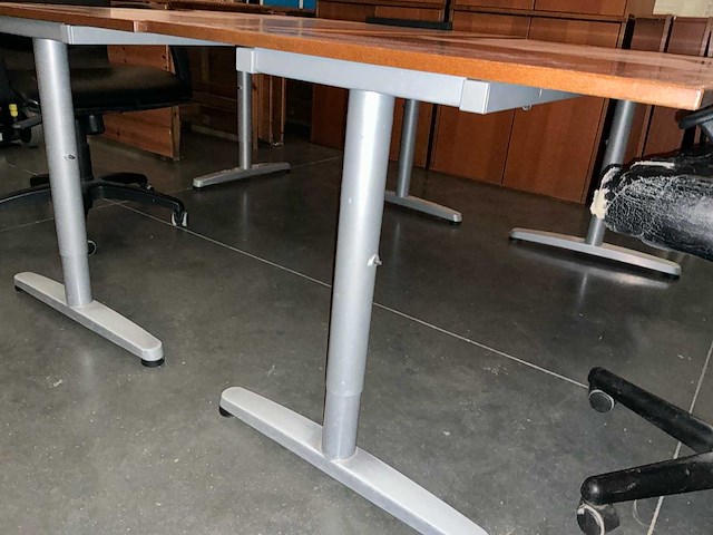 Bureaus met stoelen en kasten - afbeelding 3 van  8