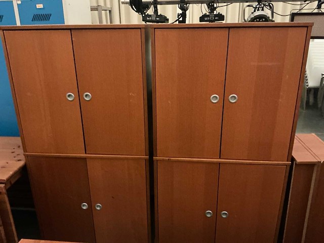 Bureaus met stoelen en kasten - afbeelding 4 van  8