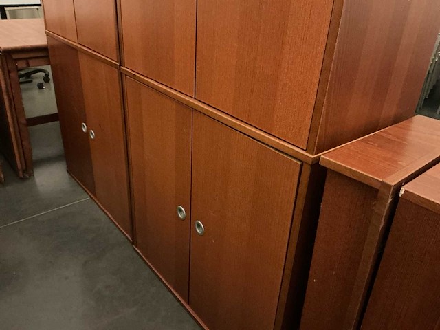 Bureaus met stoelen en kasten - afbeelding 6 van  8