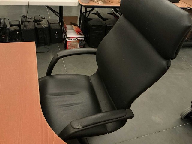 Bureaus met stoelen en kasten - afbeelding 8 van  8