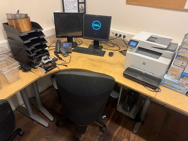 Bureaus met stoelen - afbeelding 3 van  4