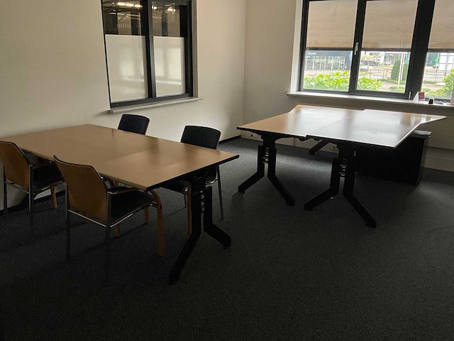 Bureaus, tafels en stoelen - afbeelding 1 van  12
