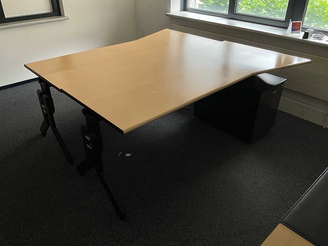 Bureaus, tafels en stoelen - afbeelding 7 van  12
