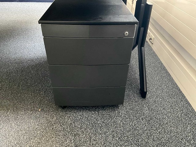 Bureaus, tafels en stoelen - afbeelding 9 van  12