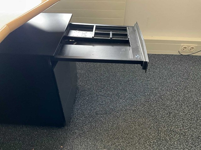Bureaus, tafels en stoelen - afbeelding 10 van  12