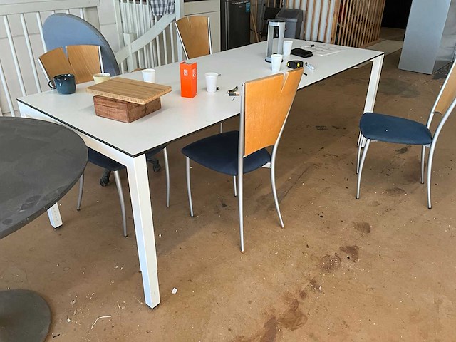 Bureau's, tafels en stoelen - afbeelding 1 van  4