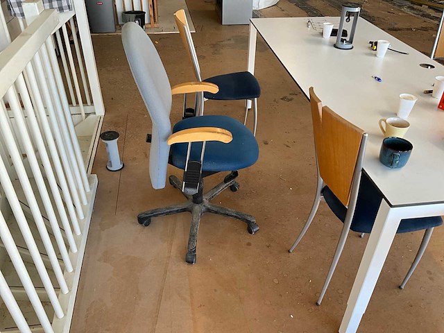 Bureau's, tafels en stoelen - afbeelding 2 van  4