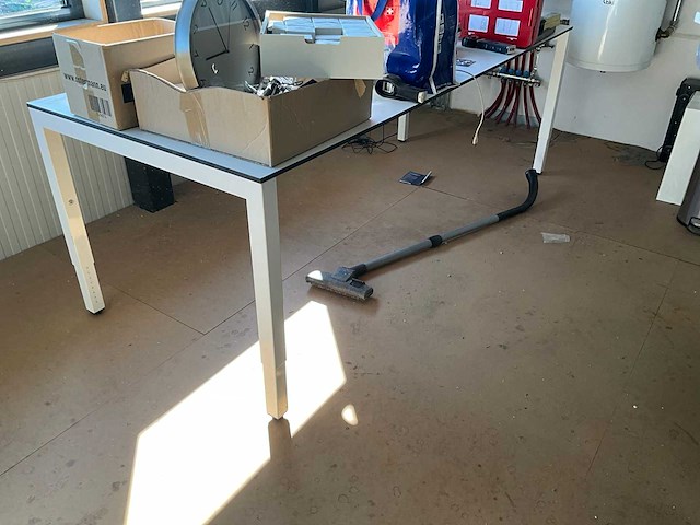Bureau's, tafels en stoelen - afbeelding 4 van  4