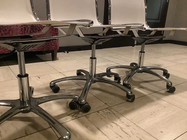 Bureaustoel - 4 witte 1 zwarte stoel - desk chair (5x) - afbeelding 1 van  6