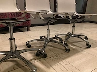 Bureaustoel - 4 witte 1 zwarte stoel - desk chair (5x)