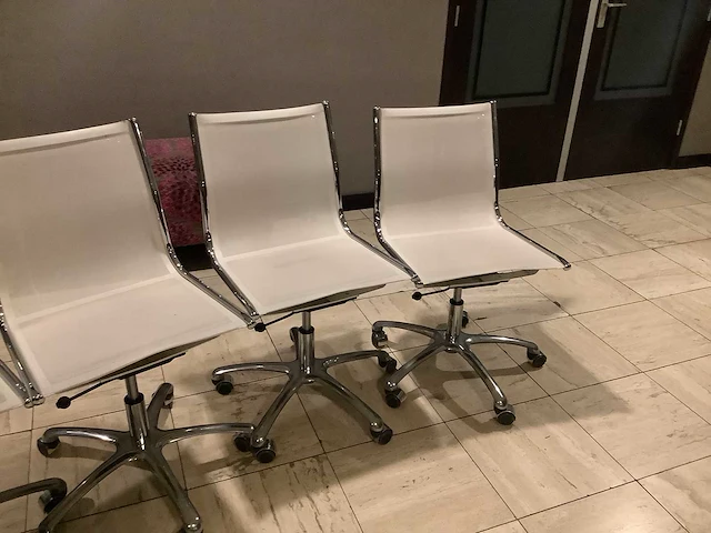 Bureaustoel - 4 witte 1 zwarte stoel - desk chair (5x) - afbeelding 2 van  6