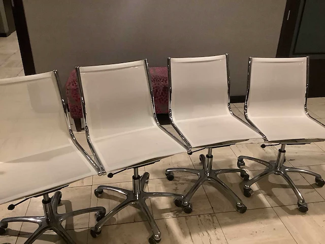 Bureaustoel - 4 witte 1 zwarte stoel - desk chair (5x) - afbeelding 3 van  6