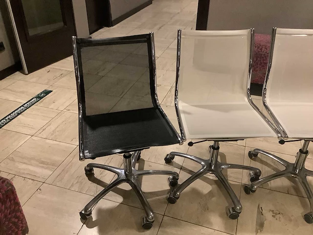 Bureaustoel - 4 witte 1 zwarte stoel - desk chair (5x) - afbeelding 4 van  6