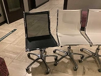 Bureaustoel - 4 witte 1 zwarte stoel - desk chair (5x) - afbeelding 4 van  6