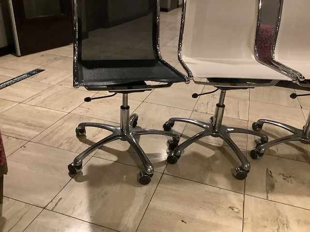 Bureaustoel - 4 witte 1 zwarte stoel - desk chair (5x) - afbeelding 5 van  6
