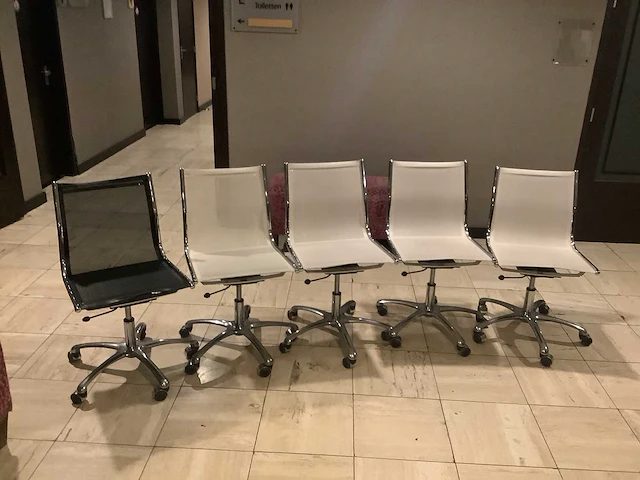 Bureaustoel - 4 witte 1 zwarte stoel - desk chair (5x) - afbeelding 6 van  6