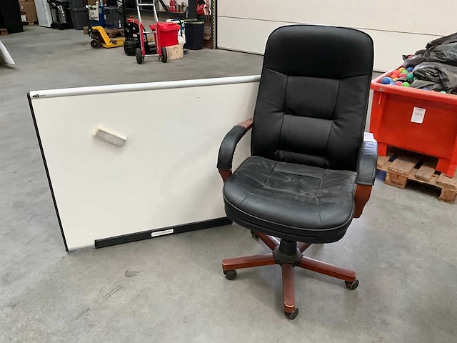 Bureaustoel en whiteboard - afbeelding 1 van  2
