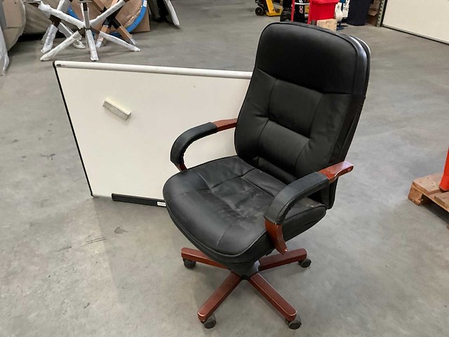 Bureaustoel en whiteboard - afbeelding 2 van  2
