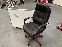 Bureaustoel en whiteboard - afbeelding 2 van  2