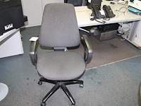Bureaustoel op hoogte verstelbaar, max. hoogte 105 cm.