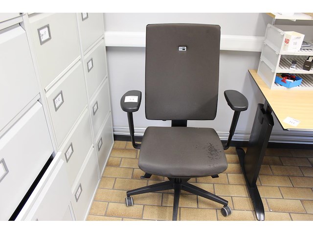 Bureaustoel viasit bekleding beschadigd. - afbeelding 1 van  2