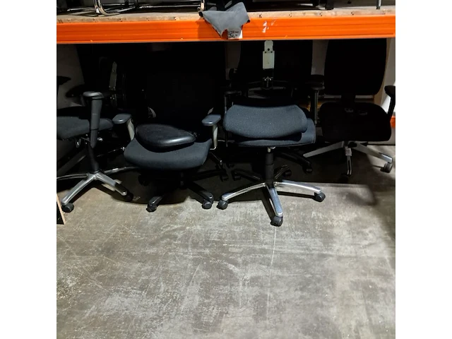 Bureaustoelen, vergaderstoelen en treinbank - afbeelding 5 van  10
