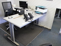 Bureautafel. afmeting 165 x 65 x 75 cm.