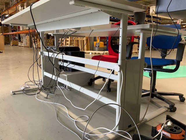 Bureautafel met bureaustoelen (3x) - afbeelding 2 van  16