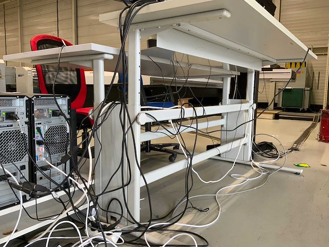 Bureautafel met bureaustoelen (3x) - afbeelding 3 van  16