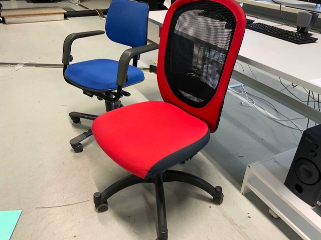 Bureautafel met bureaustoelen (3x) - afbeelding 6 van  16