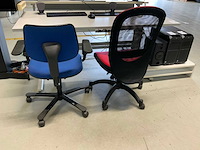 Bureautafel met bureaustoelen (3x) - afbeelding 7 van  16
