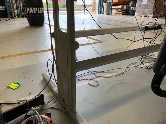 Bureautafel met bureaustoelen (3x) - afbeelding 8 van  16