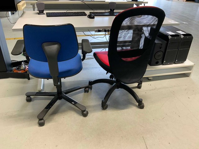 Bureautafel met bureaustoelen (3x) - afbeelding 3 van  6