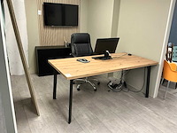 Bureautafel met stoel en dressoir