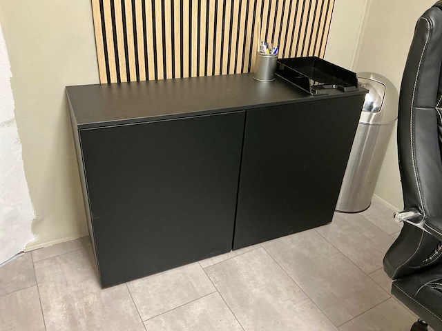 Bureautafel met stoel en dressoir - afbeelding 3 van  5